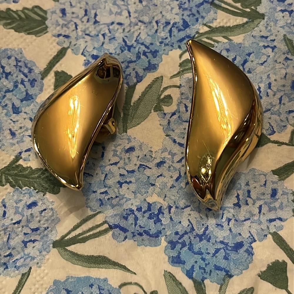 Dior 18K GOLD PLATED STAMPED SCULPTURAL EARRINGS - Picture 14 of 17